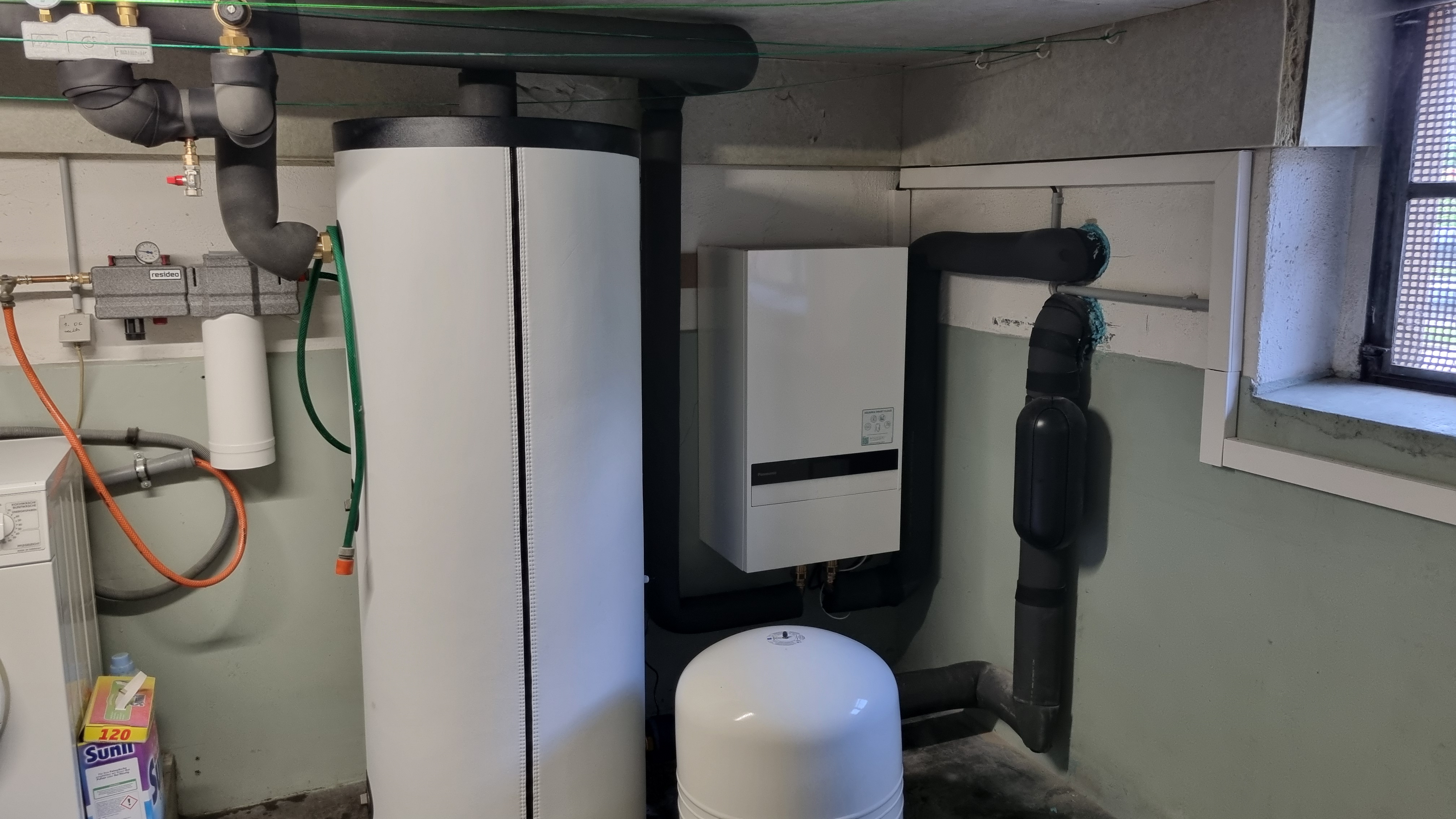 Foto mit der Installation im Keller: Innengerät der Luft-Wasser-Wärmepumpe mit Speicher und Membranausdehnungsgefäß
