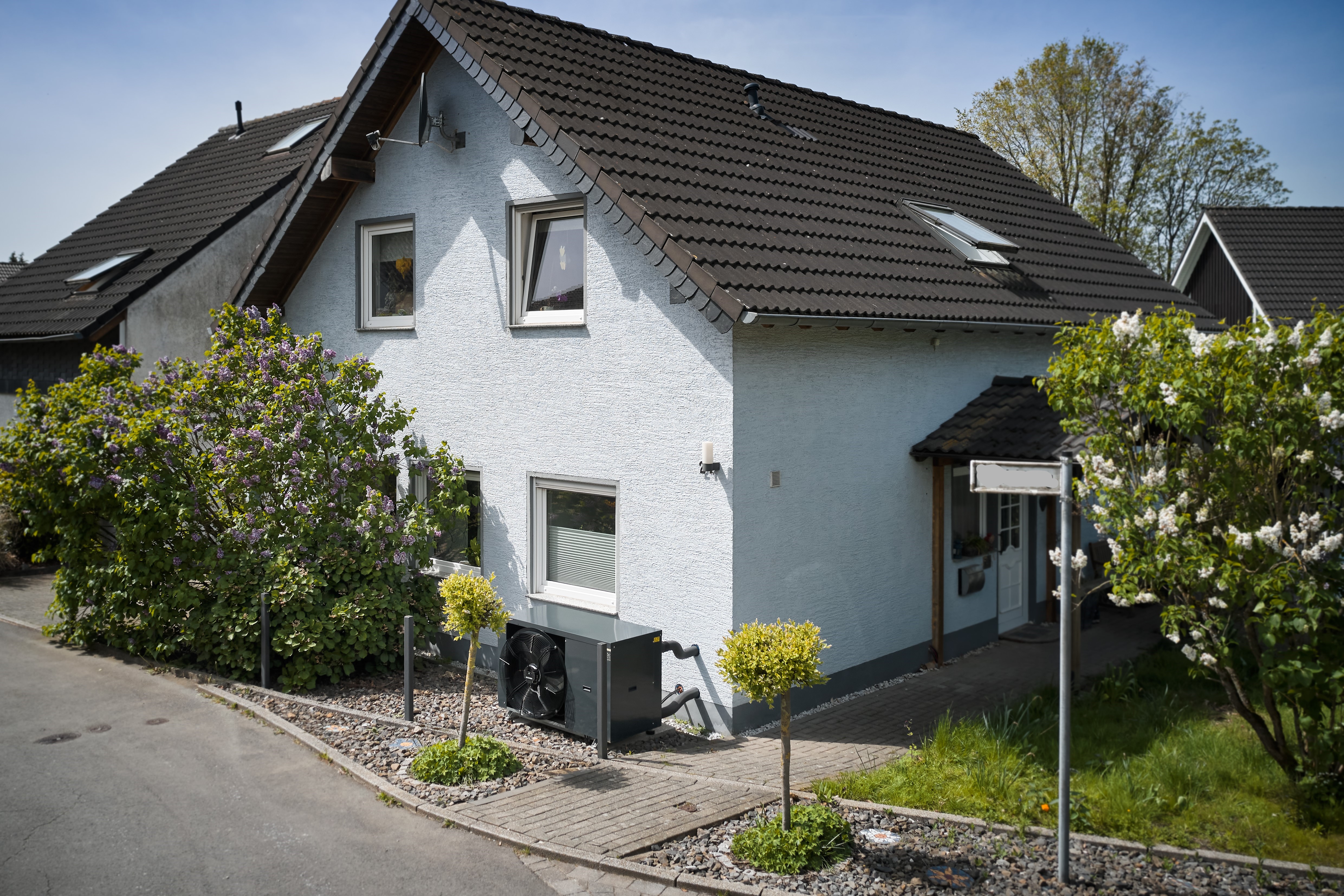 Haus mit Wärmepumpe, Straßenansicht