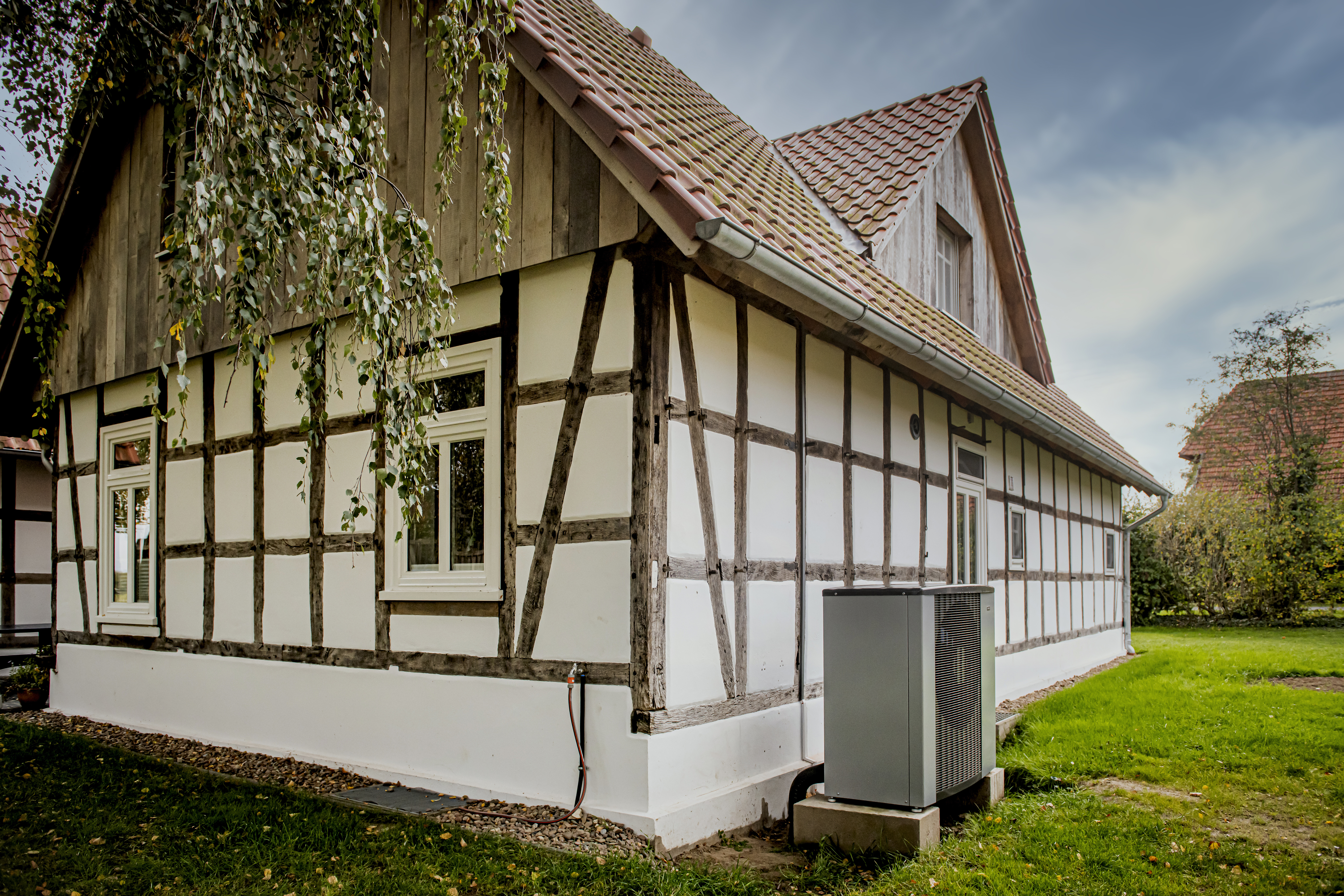 Hausansicht mit Wärmepumpe