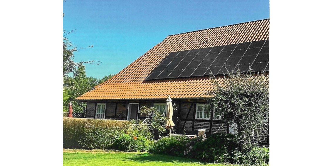 Ein historisches Fachwerkhaus mit PV auf dem Dach.