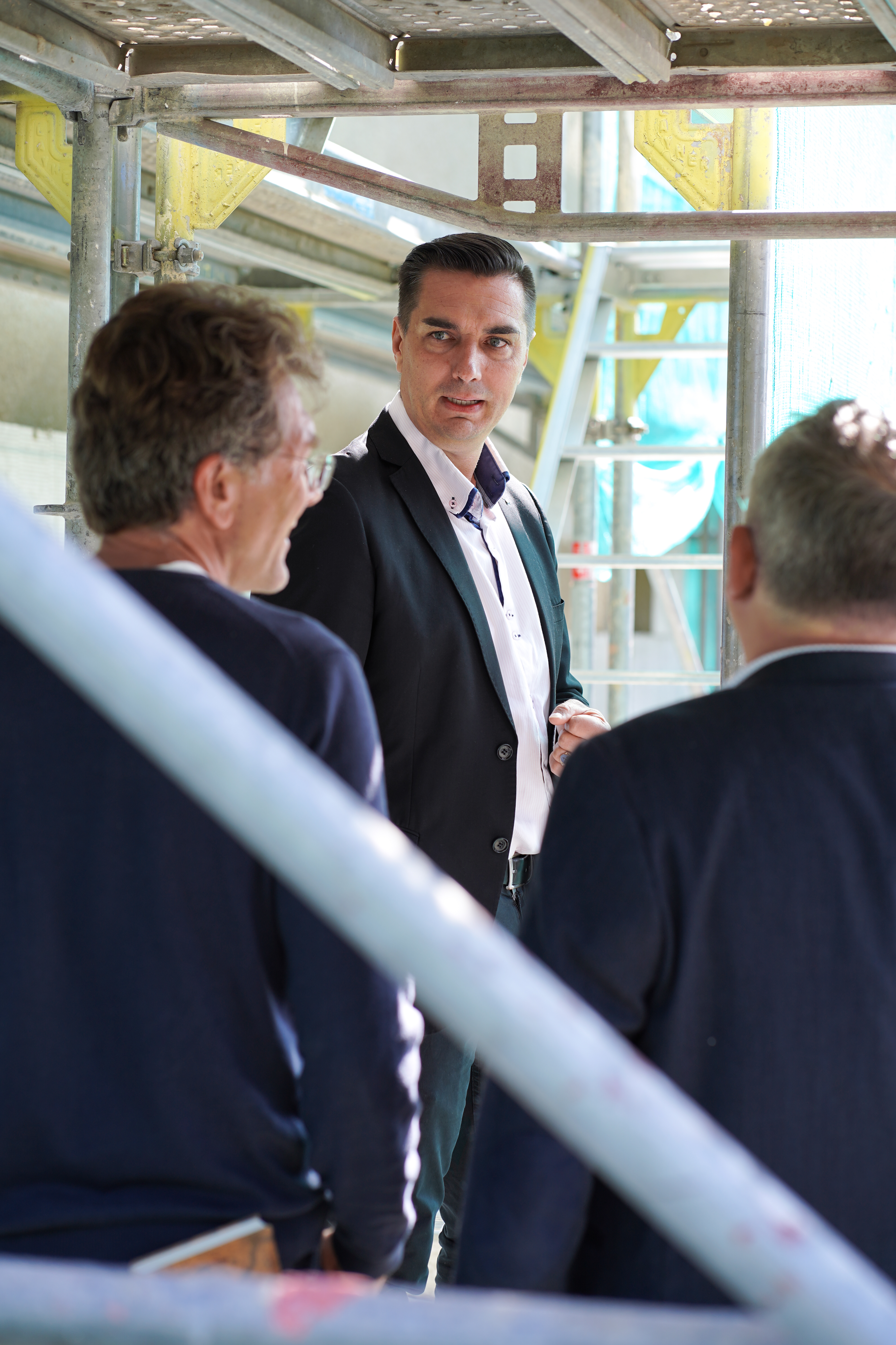 Kay Burmeister, Geschäftsführer der Wohnungsgesellschaft Adorf/Vogtland, bei Begehung des Gebäudes