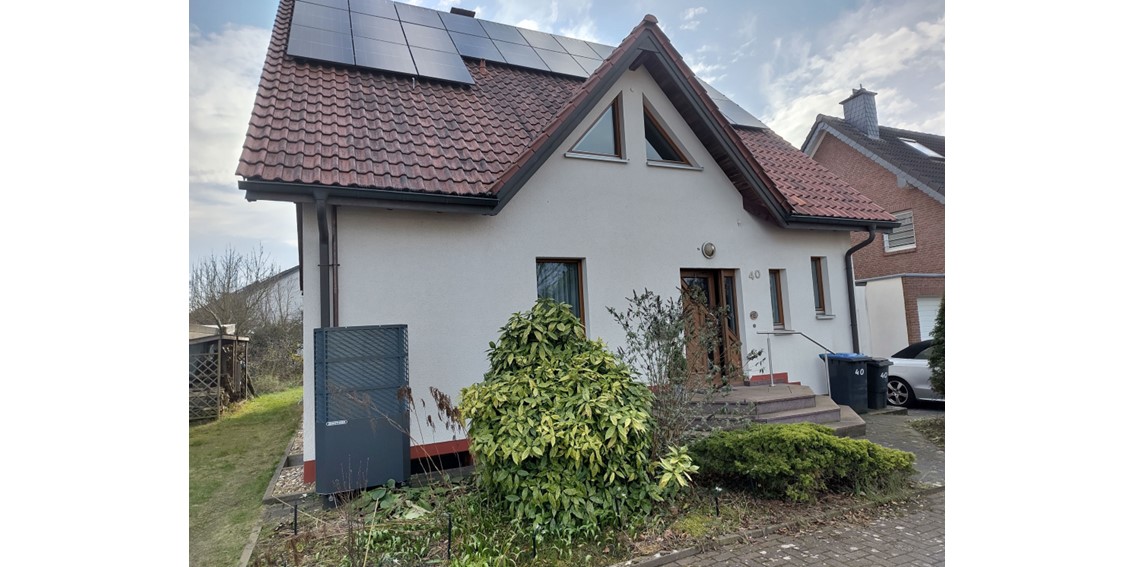 Ein Einfamilienhaus mit Wärmepumpe.
