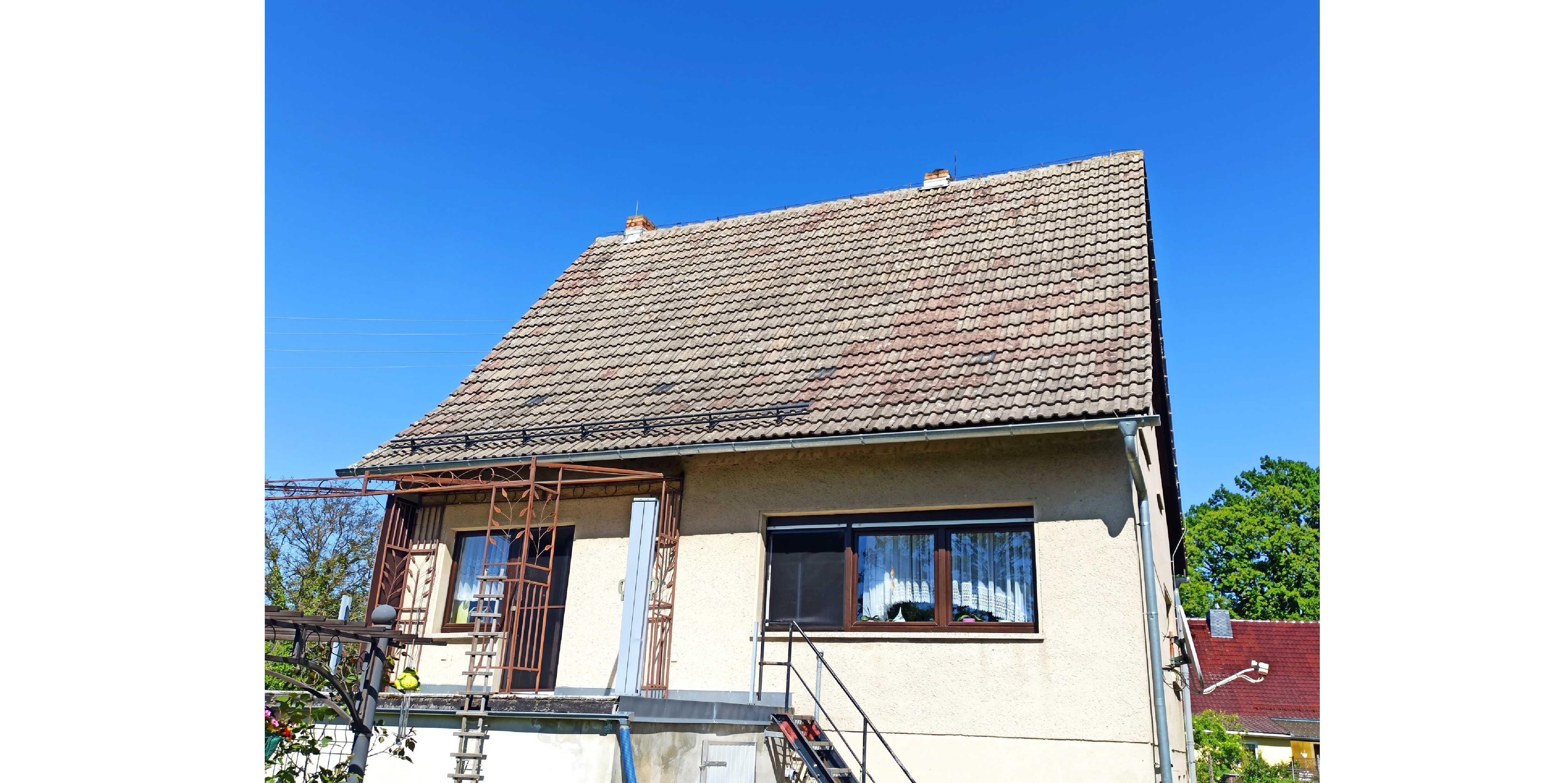 Ein Einfamilienhaus vor blauem Himmel.