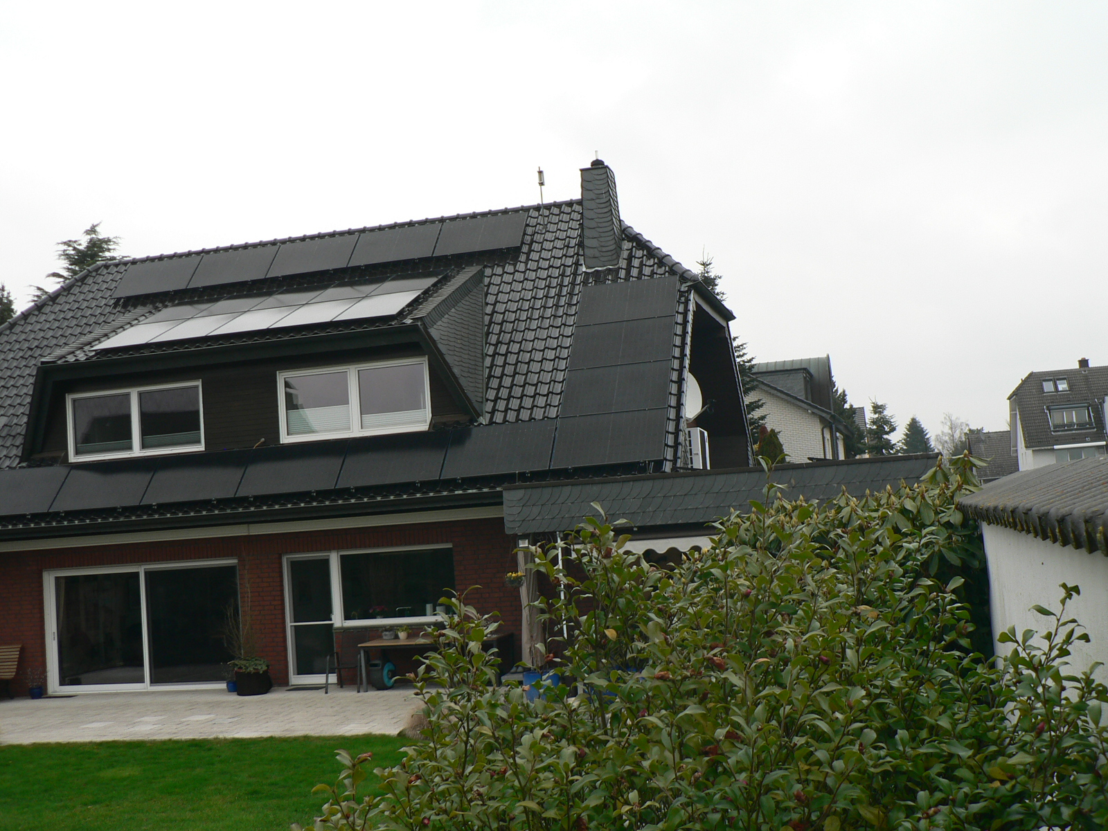 Die Rückseite des Hauses mit Solaranlage auf Dach und Dachgaube.