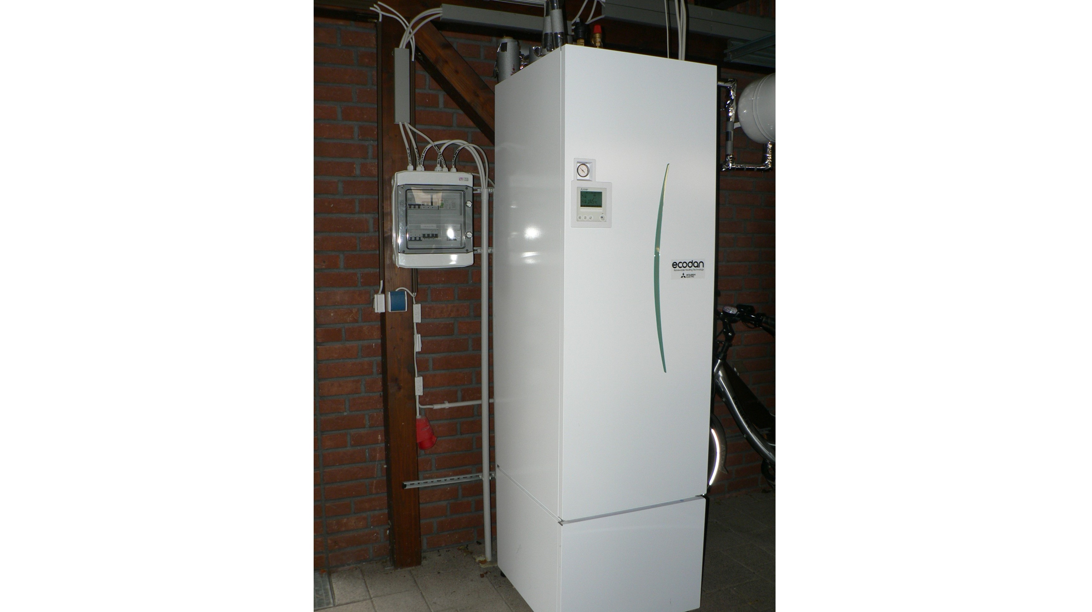 Die Inneneinheit der Wärmepumpe, daneben die Elektroinstallation.