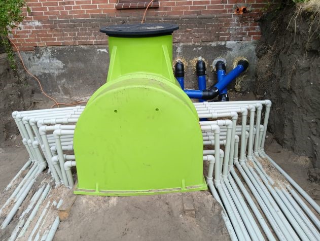 Verteilerschacht sowie Kernbohrung zum Anschluss an die Wärmepumpe.  