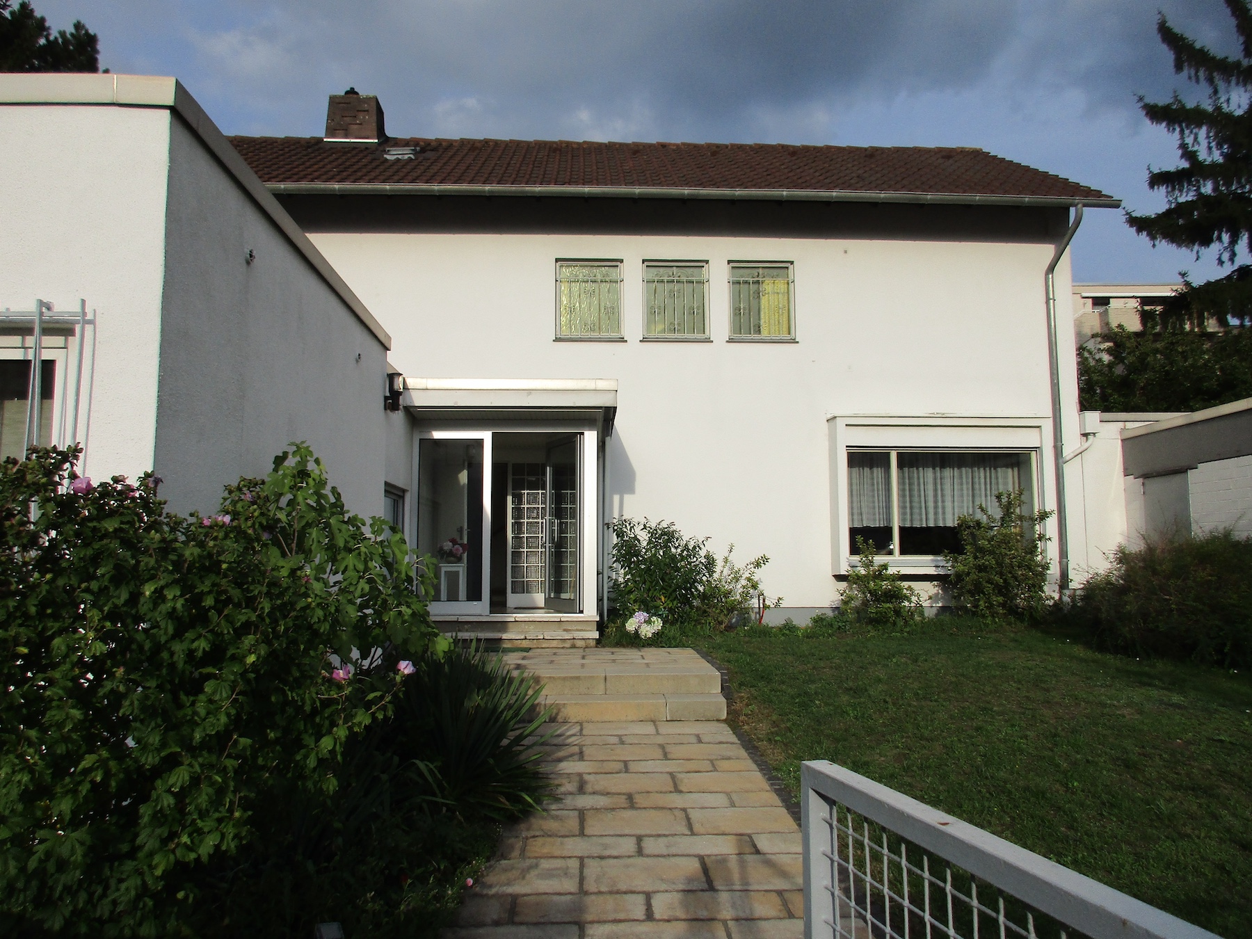 2-geschossiges Einfamilienhaus aus den 50er-Jahren, betrachtet von der Straßenseite