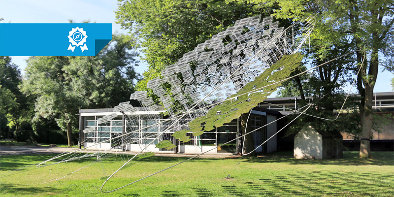 Fotografie des Solar Spline. Eine geschwungene Konstruktion aus eckigen Photovoltaik-Modulen, die durch Draht miteinander verbunden sind.
