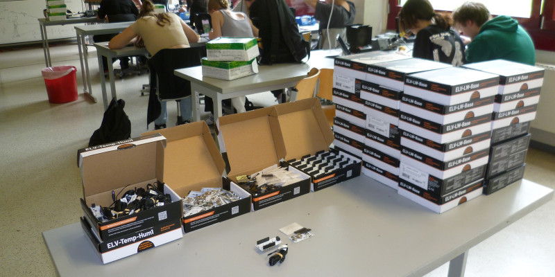 Die 50 neuen LORAWAN-Sensoren sind gerade eingetroffen und warten auf die Endfertigung.