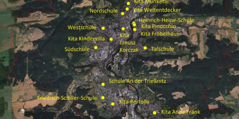 Übersichtskarte zu den untersuchten kommunalen Einrichtungen. Satellitenbild, in das mit farblichen Markierungen Standorte eingezeichnet wurden.