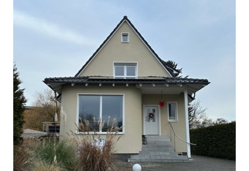 Eine beige Hausfassade.