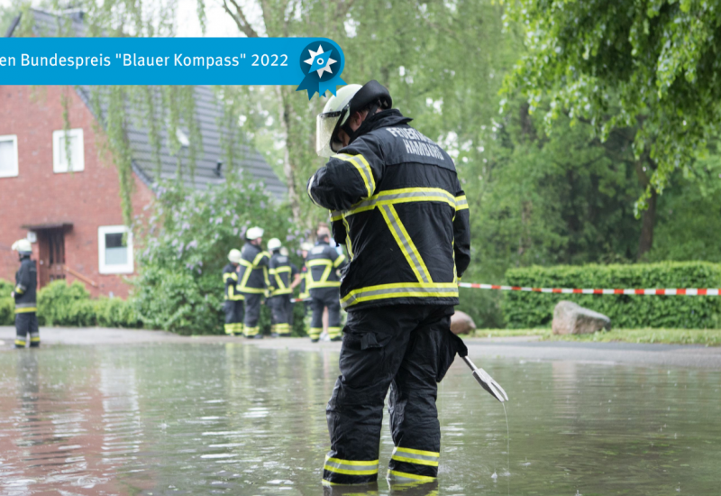 Das Bild zeigt Kameraden der Freiwilligen Feuerwehr Hamburg im Einsatz während eines Starkregenereignisses