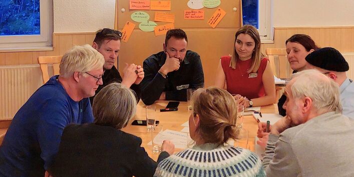 Engagierte aus Bürgerschaft und Stadtverwaltung treffen sich beim Halbzweitworkshop des StadtLabors DE-RSL am 3. März 2026 in der Begegnungsstätte des Behindertenverbands Dessau e. V.