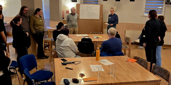 Engagierte aus Bürgerschaft und Stadtverwaltung treffen sich beim Halbzweitworkshop des StadtLabors DE-RSL am 3. März 2026 in der Begegnungsstätte des Behindertenverbands Dessau e. V.