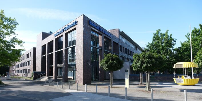 mehrstöckiges Bürogebäude mit Flachdach, Fassade aus Glas und Klinkern und der Aufschrift "Bundesamt für Strahlenschutz"