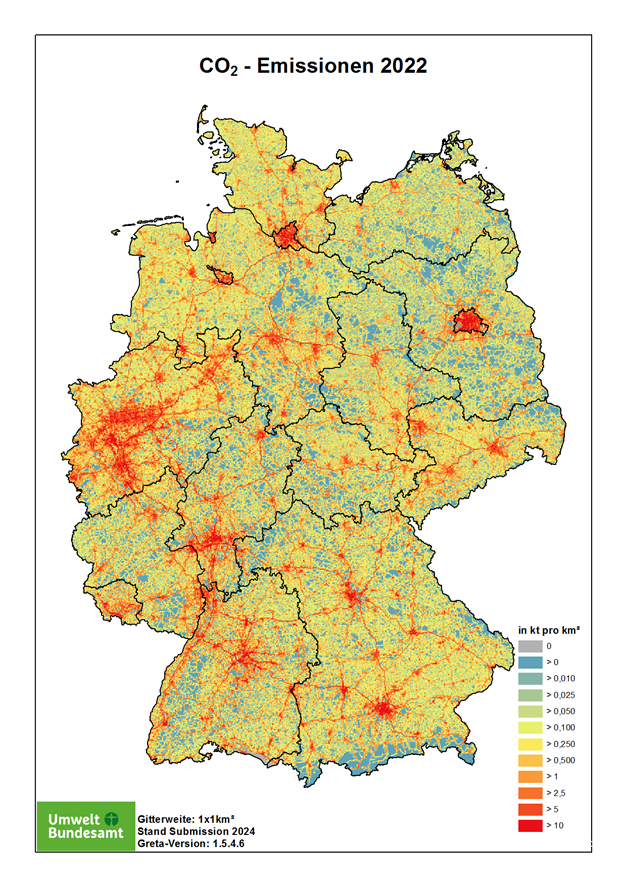In der Grafik ist die Landeskarte von Deutschland zu sehen, auf der in verschiedenen Farbabstufungen CO2-Emissionen räumlich (Kilotonnen pro Quadratkilometer) eingezeichnet sind. In den Großstädten sind die höchsten Emissionswerte gemessen worden, während im ländlichen Bereich die niedrigsten Werte dominieren. 