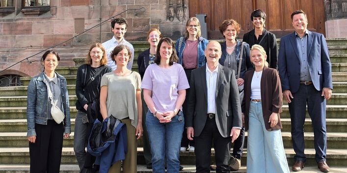Auf dem Gruppenfoto sind die Mitglieder der Jury Umweltzeichen und Vertreter*innen vom Bundesumweltministerium, Umweltbundesamt und der RAL gGmbH zu sehen. 