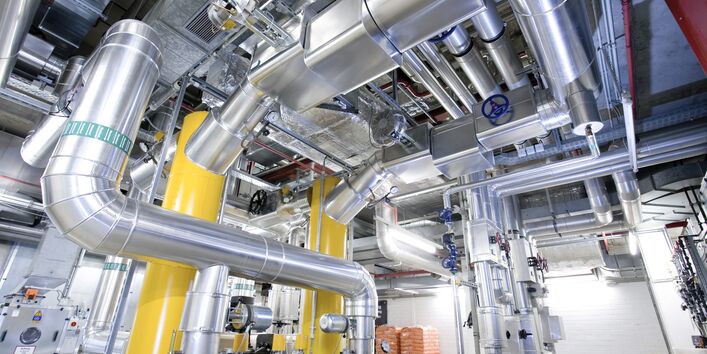 Rohre einer Klimaanlage in einem Industriegebäude