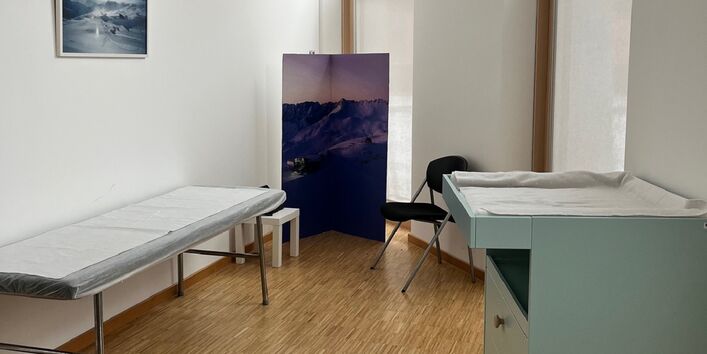 Raum mit Liege und Wickeltisch