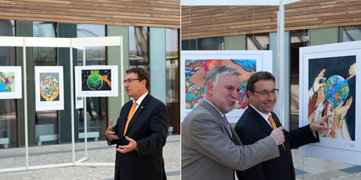 Bild links: Hoher Besuch. Achim Steiner besucht die Kinderbilder-Ausstellung im Foyer des UBA. Bild rechts: Die Kinderbilder im Blick: UBA-Präsident Jochen Flasbarth (links) und Achim Steiner.