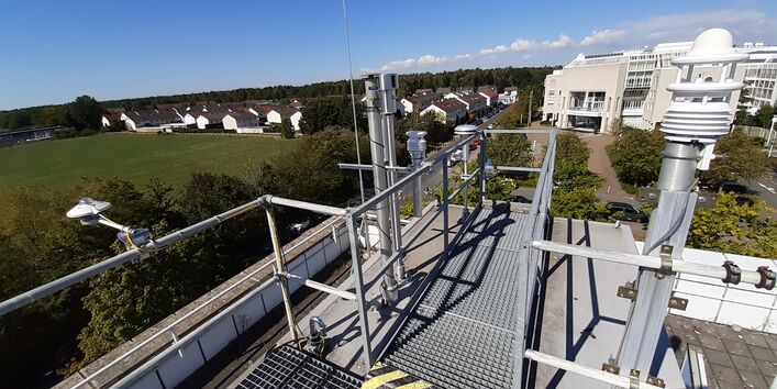 Blick vom Messcontainer Richtung Langener Stadtwald - Frankfurter Flughafen