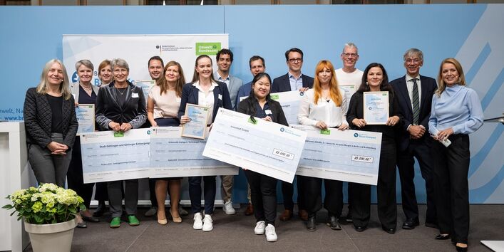 Stefan Tidow und Dr. Bettina Rechenberg mit den diesjährigen Preisträgern