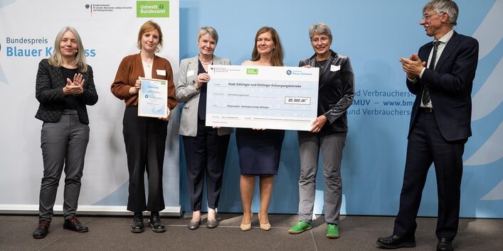 Stefan Tidow und Dr. Bettina Rechenberg überreichen einen Scheck an die Gewinner der Kommune Stadt Göttingen und die Göttinger Entsorgungsbetriebe..
