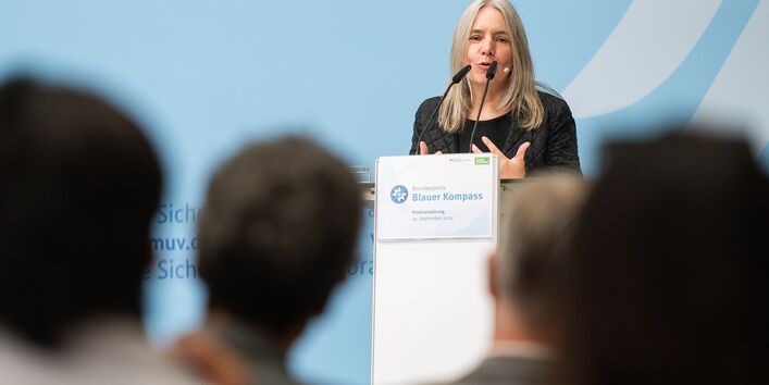 Die UBA Fachbreichsleitung Dr. Bettina Rechenberg hat gemeinsam mit dem parlamentarischen Staatssekretär die besten Projekte ausgezeichnet und hielt eine Rede am Rednerpult