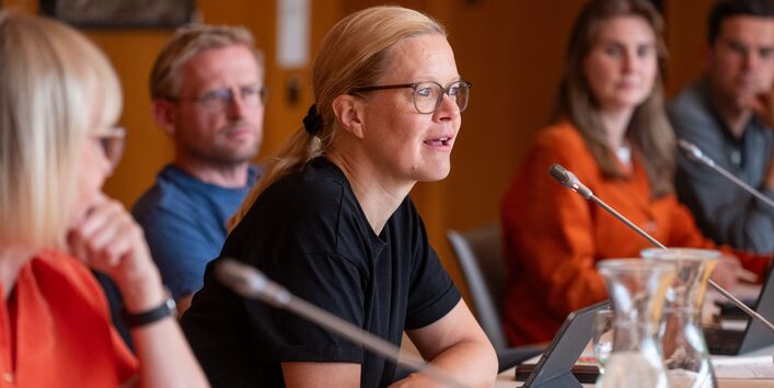 Auf dem Bild sind die Jurymitglieder im Gespräch zu sehen.