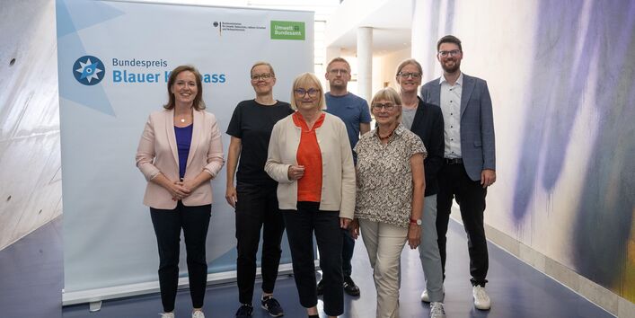 Die Jurymitglieder 2024 (v.l.n.r.): Dr. Cornelia Lawrenz (Stiftung THW e.V.), Nadine Steinbach (Verband kommunaler Unternehmen), Dr. Bettina Hoffmann (BMUV), Toralf Staud (klimafakten.de), Prof. Dr. Andrea Heilmann (Hochschule Harz), Prof. Dr. Lilian Busse (UBA), Sebastian Lummel (Deutscher Städte und Gemeindebund) und nicht auf diesem Bild Annika Roth (Klimaschutz Unternehmen e.V.) als weiteres Jurymitglied.