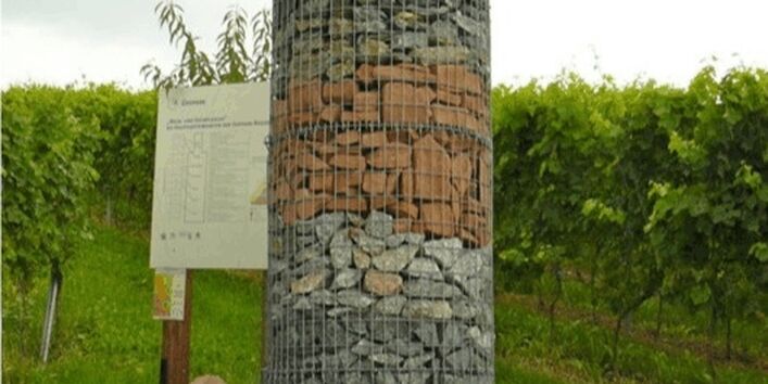 Foto der "Steinfalsche", die alle Hauptgesteinsarten des Geo-Naturparks vereinigt