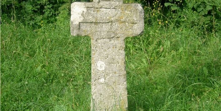 Foto eines Kreuzes am Wegesrand des Lehrpfades