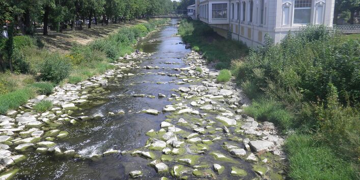 Foto: Eine fischdurchgängige Rampe in Riegelbauweise. Zahlreiche Steinblöcke sichern die Gewässersohle, ohne die Durchgängigkeit zu beeinträchtigen.