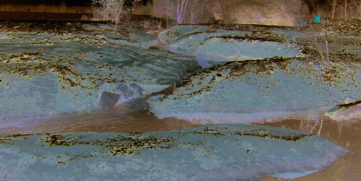 Foto: Der neu angelegte, stark geschwungene Verlauf der Wern in winterlicher Landschaft.