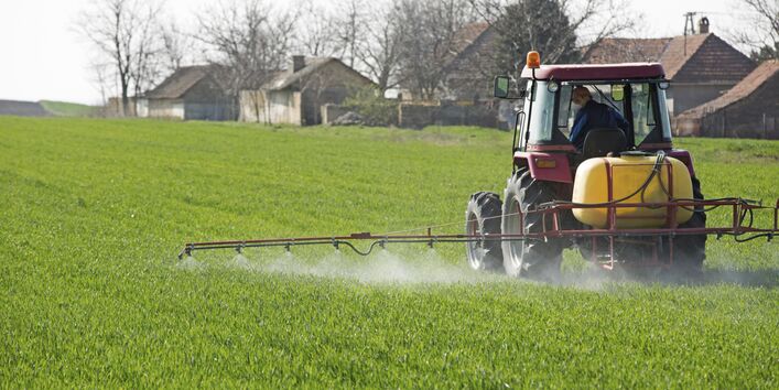 Traktor mit Pflanzenschutzmittel