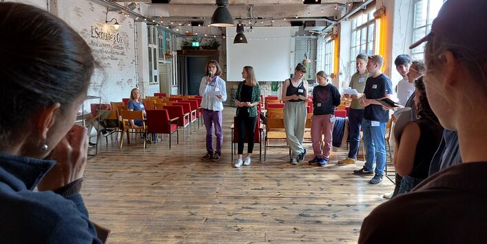 Lorenz Herdeis vom Jugendprojektbeirat moderiert die Workshop Phase an