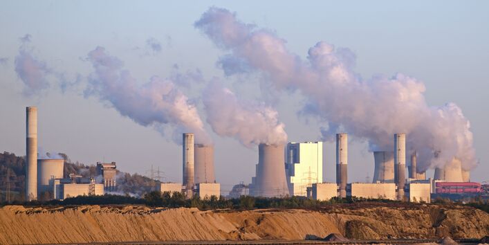 Ein Braunkolhekraftwerk, im Vordergrund ein Tagebau.