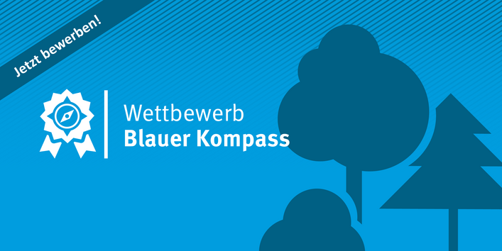 Titelbild Blauer Kompass, Wettbewerbszeichen und Schrift auf blauen Grund