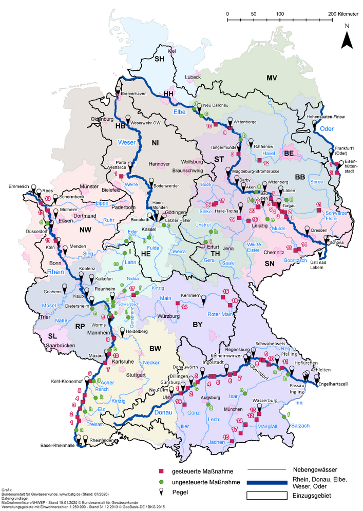 Standorte von gesteuerten (rot) und ungesteuerten (grün) Maßnahmen im Rahmen des Nationalen Hochwasserschutzprogramms (NHWSP) in den Flussgebieten von Rhein, Elbe, Donau, Weser und Oder (Stand 2020). Dargestellt sind auch die Hauptpegel an den großen Strömen. Quelle: Bundesanstalt für Gewässerkunde (BfG). 