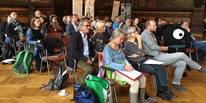 Das EMW-Maskottchen Edgar sitzt als Stoffpuppe bei den Teilnehmenden