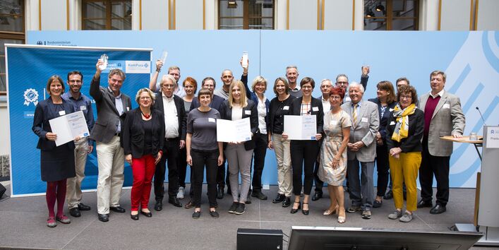 Gewinner des Wettbewerbs "Blauer Kompass" 2018 auf der Bühne im Bundesumweltministerium