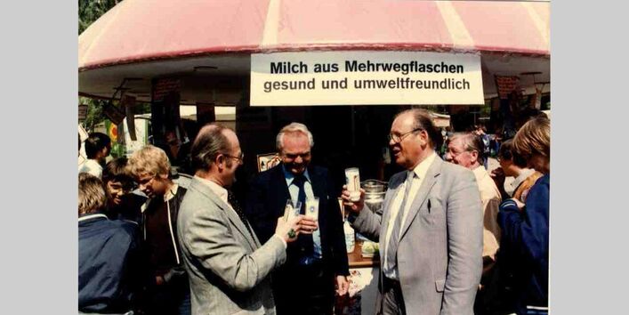 UBA-Präsident Lersner vor dem Stand „Milch aus Mehrwegflaschen – gesund und umweltfreundlich“ auf dem Umweltmarkt zum Tag der Umwelt 1981 am Dienstsitz Berlin-Bismarckplatz