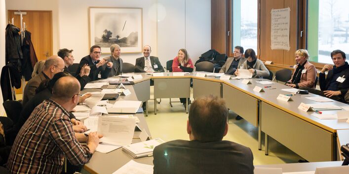 Teilnehmer des Workshops Bauen sitzen zusammen und diskutieren