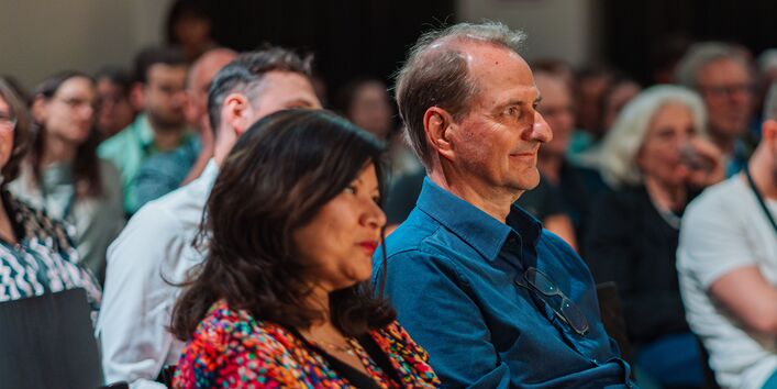 Ein Bild vom Publikum, in der ersten Reihe sitzen Prof. Dr. Dirk Messner und Shirley Rodrigues, die die Konferenz mit einem Gespräch eröffneten.