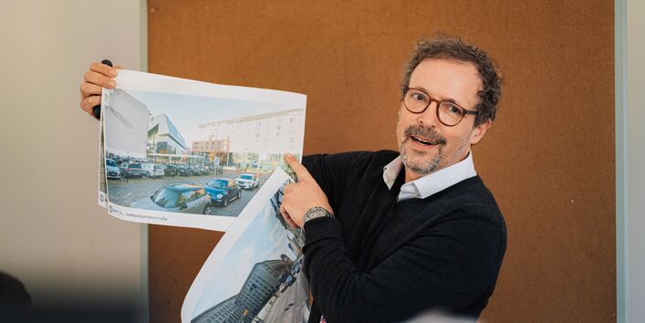 Matthias Rudolph zeigt im Workshop ein Foto von einer Straße.