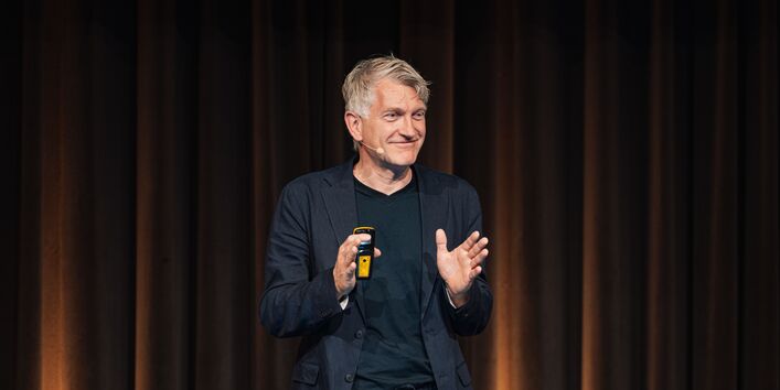 Stefan Bendiks spricht auf der Bühne.