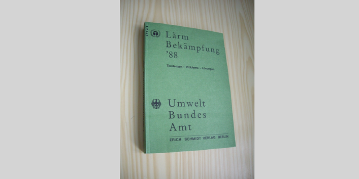 Grün eingebundener Bericht mit dem Logo des UBA und dem Titel „Lärmbekämpfung 1988: Tendenzen – Probleme – Lösungen“ 