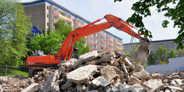 ein Plattenbau wird abgerissen