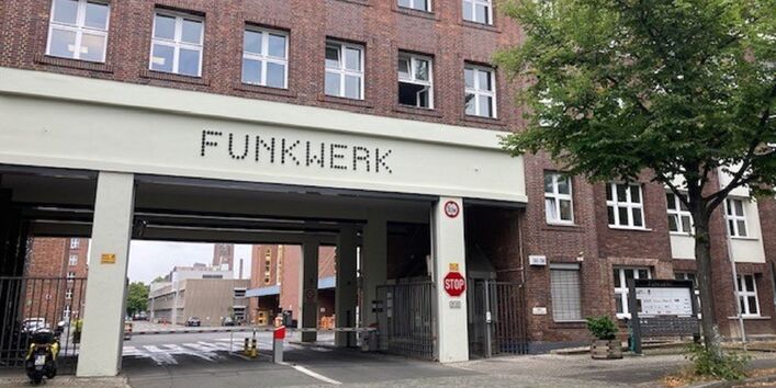 Backsteingebäude, über der großen Toreinfahrt steht "Funkwerk"