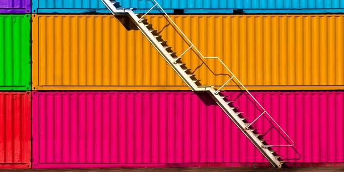 verschiedenfarbige Güterverkehrscontainer